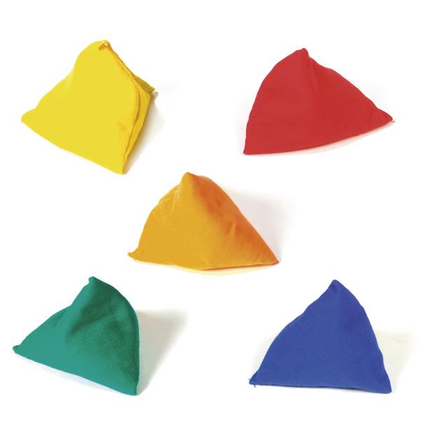 Bunte, dreieckige Sandsäckchen in Gelb, Rot, Orange, Grün und Blau auf weißem Hintergrund.