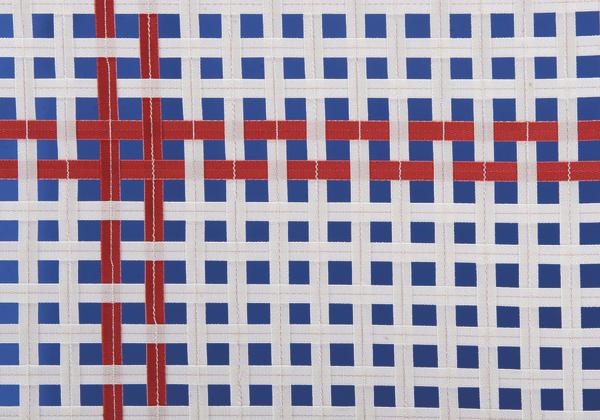 Gewebtes Muster aus weißen, blauen und roten Streifen in einem Rasterdesign.