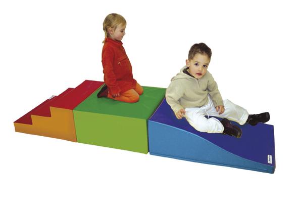 Kind spielt auf buntem Schaumstoff-Kletterset mit Treppe, Plattform und Rutsche.