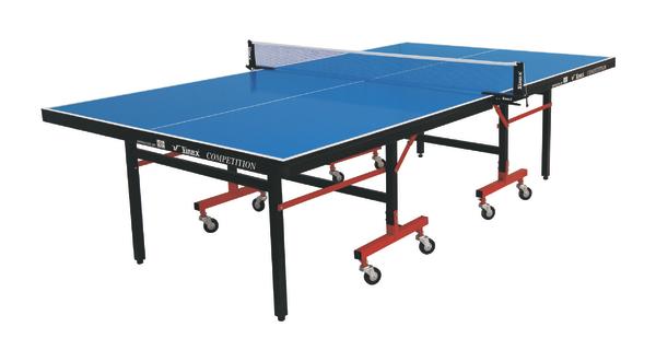 Tischtennisplatte mit blauem Spielfeld, Netz und klappbarem Gestell auf Rollen.