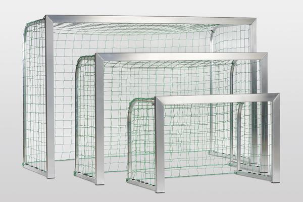 Drei verschiedene Größen von Fußballtoren mit grünem Netz auf weißem Hintergrund.