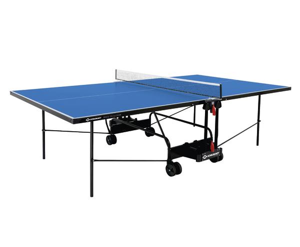 Tischtennisplatte mit blauem Spielfeld, Netz und klappbarem Gestell auf weißem Hintergrund.