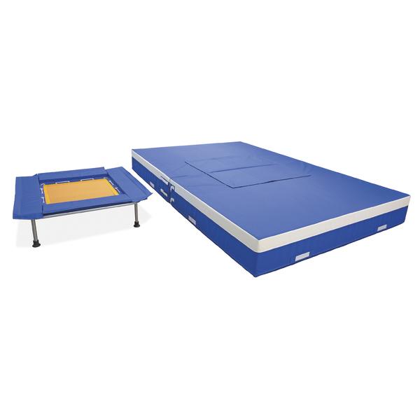 Blaue Trampolin-Sicherheitsmatte mit geschlossener Abdeckung neben einem Bodentrampolin.