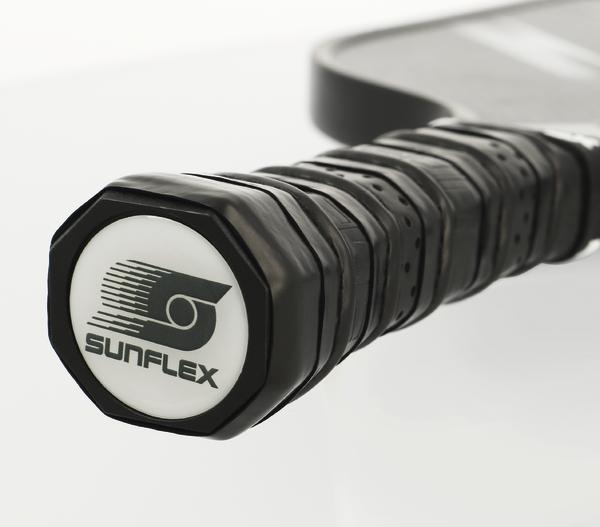 Nahaufnahme des schwarzen Griffendes eines Sunflex Tischtennisschlägers mit Logo.