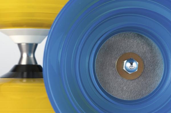 Nahaufnahme von gelben und blauen Skateboard-Rollen mit Metallachsen und Schrauben.