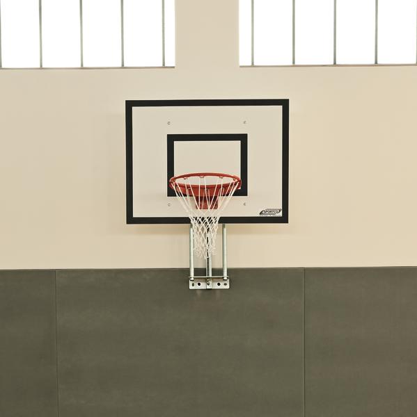 Basketballkorb mit Netz in moderner Sporthalle, Fokus auf Korb und Brett.