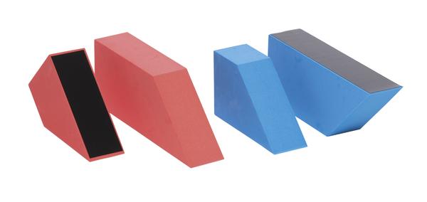Zwei Paar farbige Keil- und Rampenmatten für Gymnastik und Therapie, rot und blau.
