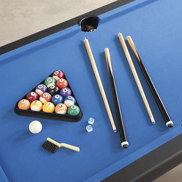 Billardzubehör auf blauem Billardtisch: Kugelset im Dreieck, Queues, weiße Spielkugel, Kreide und Bürste.