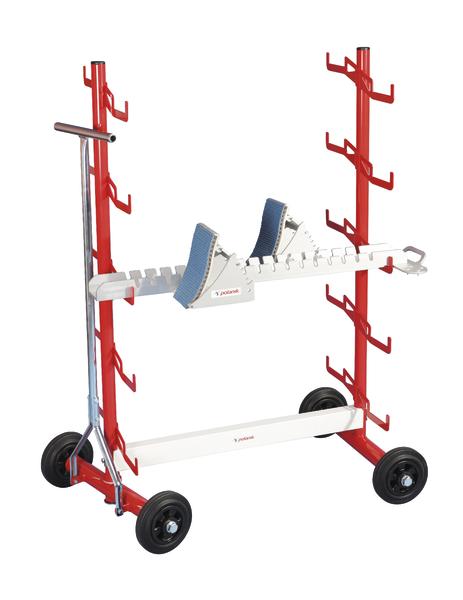 Mobiler Rudergerät-Ständer mit roten Halterungen und blauen Sitzpolstern auf weißen Rahmen.