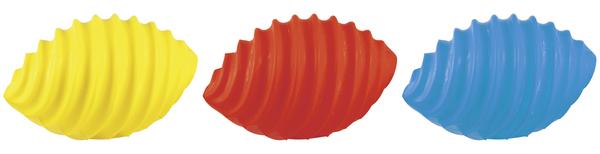 Drei bunte, geriffelte Kunststoffmuscheln in Gelb, Rot und Blau auf weißem Hintergrund.