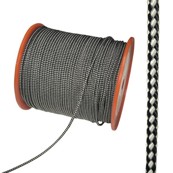 Schwarze und weiße geflochtene Schnur auf roter Spule, Nahaufnahme der Textur.