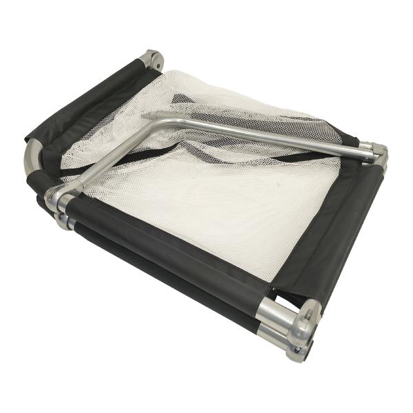 Ein zusammengeklapptes Mini-Fußballtor mit Metallrahmen und weißem Netz liegt auf einem weißen Hintergrund.