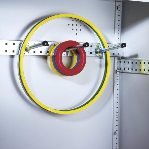 Bunte Kunststoffringe in verschiedenen Größen an Metallhalterung.