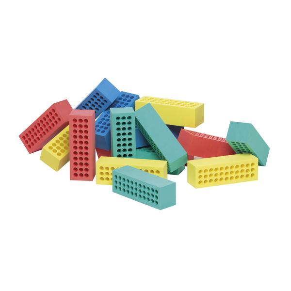 Bunte Kunststoffbausteine in Rot, Blau, Gelb und Grün, gestapelt auf weißem Hintergrund.