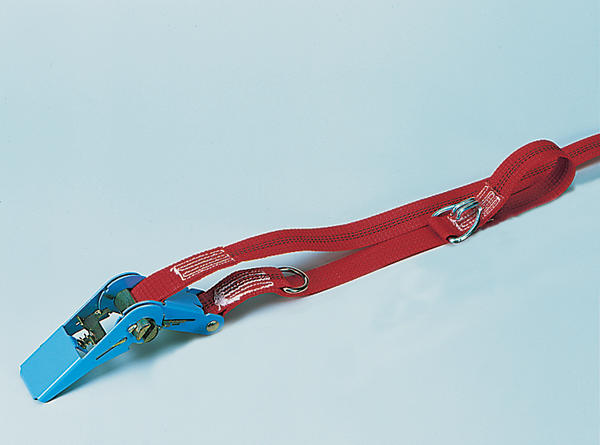 Roter Spanngurt mit Metallratsche auf hellblauem Hintergrund, Sicherungsgurt für Ladung.