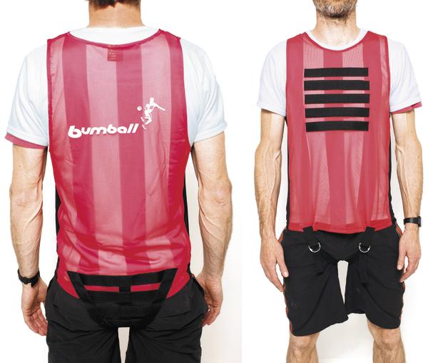 Rotes Trainingsleibchen mit schwarzem Klettverschluss, vorne und hinten getragen, über weißem T-Shirt.