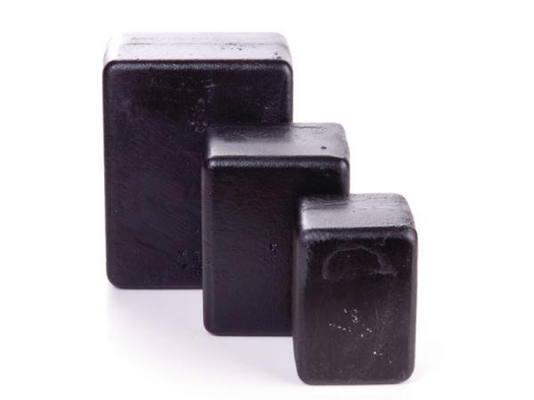 Schwarze rechteckige Stoßsteine in drei verschiedenen Größen auf weißem Hintergrund.