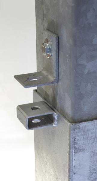 Verzinkte Stahlhalterung mit Schraube an einem Metallpfosten befestigt.