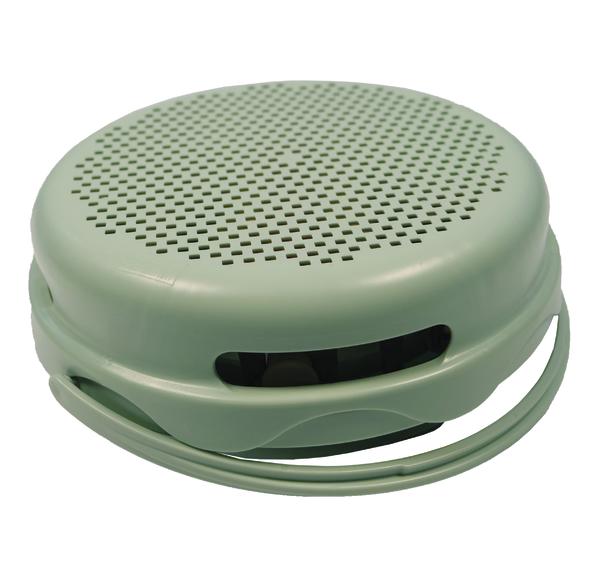 Grüner, runder Plastik-Korb mit Löchern und Griff zum Aufhängen.