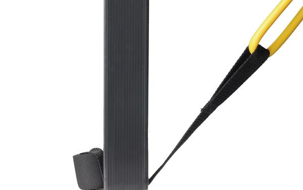 Widerstandsband mit Griff und Fußschlaufe für Fitness- und Krafttraining, gelb und schwarz.