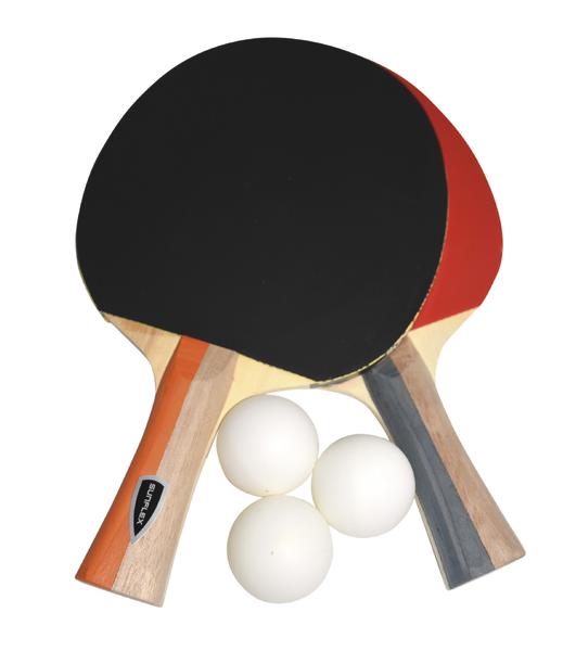 Zwei Tischtennisschläger mit schwarzer und roter Schlagfläche und drei weiße Tischtennisbälle.