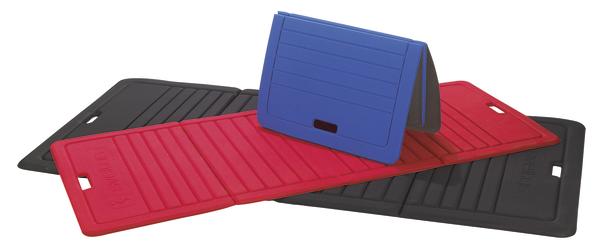 Mehrere faltbare Sitzkissen in Schwarz, Rot und Blau aus robustem Material.