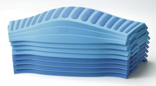 blauer Balance-Pfad WELLE aus Kunststoff, Ober- und Unterseite mit Antirutschgummi.