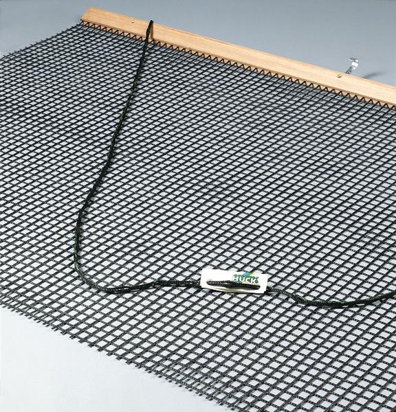 Schwarzes Kunststoffnetz mit Holzrahmen und grünem Seil, auf grauem Hintergrund.