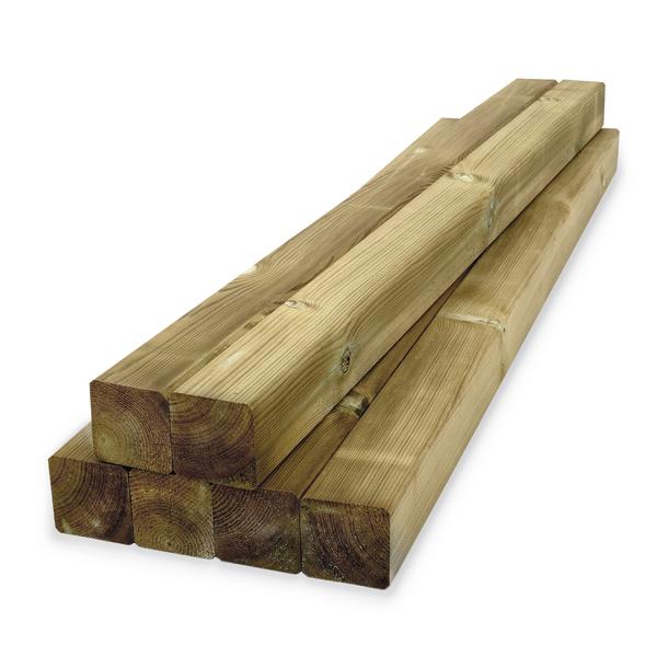 Druckimprägniertes Bauholz Stapel aus sechs quadratischen Holzbalken für den Außenbereich.