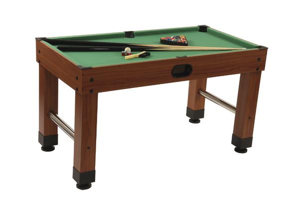 Kleiner Billardtisch mit grünem Filz, Holzrahmen und Spielzubehör wie Queues und Kugeln.