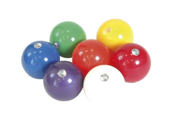 Bunte Boccia-Kugeln in verschiedenen Farben auf weißem Hintergrund.