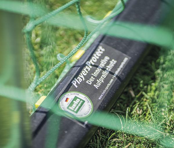 Innovativer Aufprallschutz PlayersProtect für Sportgeräte auf Rasen, Nahaufnahme mit Netz