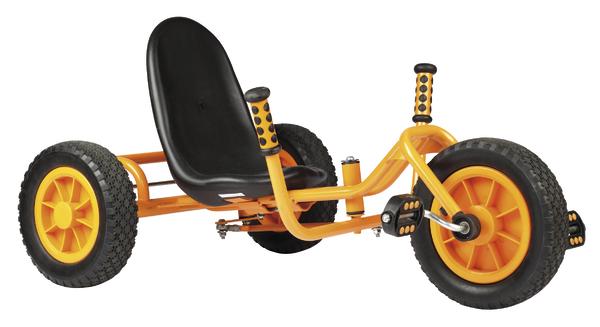 Kinder-Dreirad mit großem Sitz und robusten Reifen in Orange und Schwarz.
