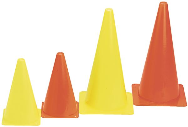 Vier unterschiedlich große gelbe und orange Verkehrskegel aus Kunststoff auf weißem Hintergrund.