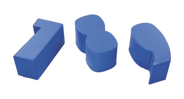 Spielbausteine in Form von Zahlen und Satzzeichen auf weißem Hintergrund.