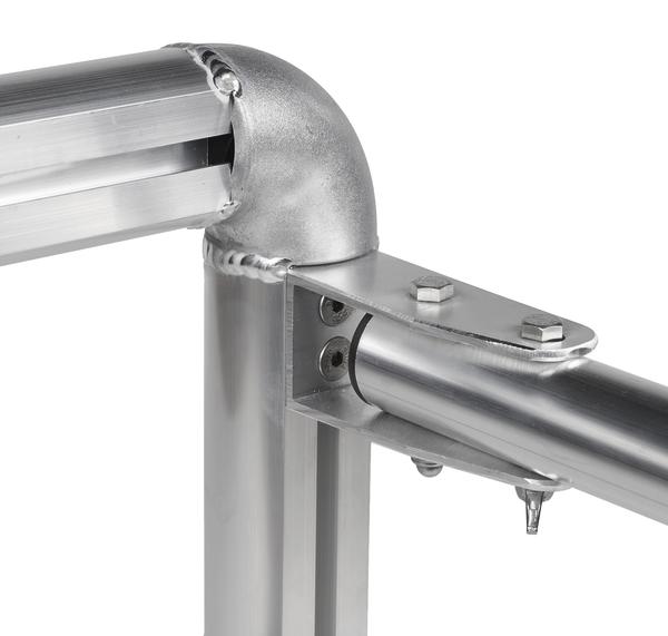 Nahaufnahme eines silbernen Metallrohr-Gelenks mit Schrauben und Schweißnähten.