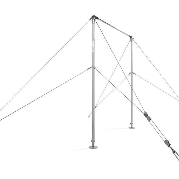 Stabiles Seilsicherungssystem mit Metallpfosten und Spannseilen für Absturzsicherung.