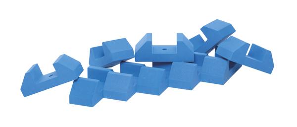 Blaue Kunststoff-Verbindungsstücke für modulare Baukästen auf weißem Hintergrund.