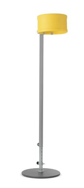 Stehender Korfball-Ständer mit grauem Ständer und rundem Standfuß auf weißem Hintergrund.