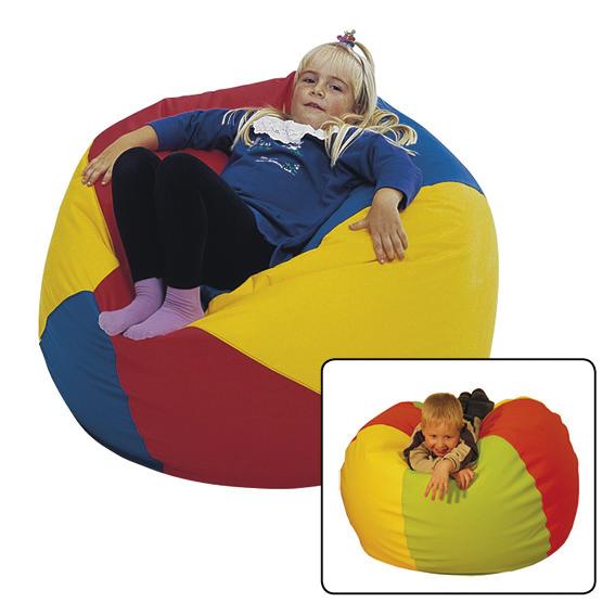 Mädchen entspannt auf buntem Sitzsack aus Stoff in Rot, Gelb und Blau .Kleiner Junge liegt auf buntem Sitzsack in Rot, Gelb und Grün, lächelnd