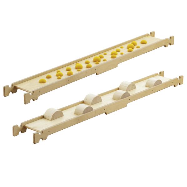 Zwei Holzrutschen mit unterschiedlichen Formen zum Spielen und Lernen für Kinder.