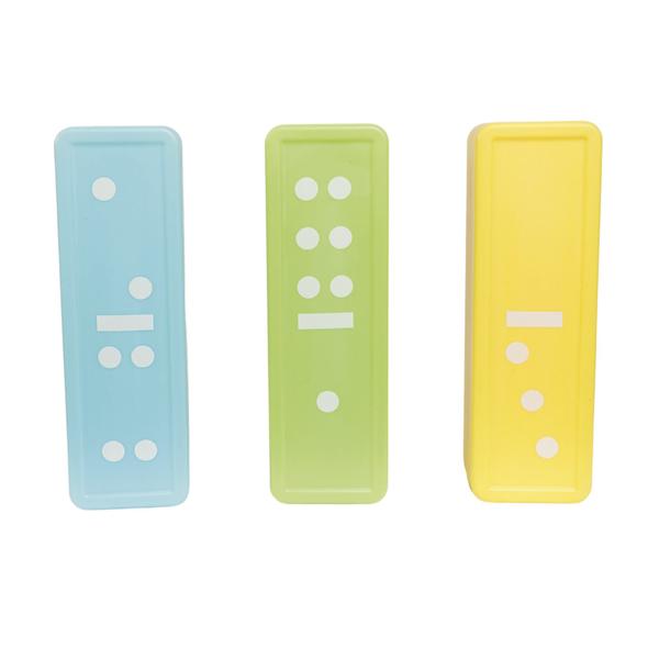 Drei rechteckige Spielsteine in Türkis, Grün und Gelb mit Punktmarkierungen vor weißem Hintergrund.
