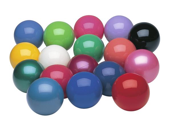 Bunte, glänzende Kunststoffbälle in verschiedenen Farben auf weißem Hintergrund.