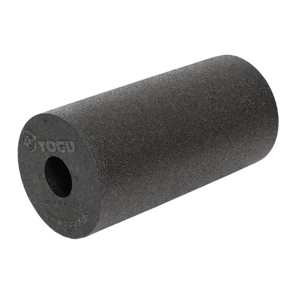 Schwarze Blackroll Faszienrolle aus Schaumstoff für Muskelentspannung und Massage.