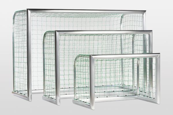 Drei verschiedene Größen von Fußballtoren mit grünem Netz auf weißem Hintergrund.