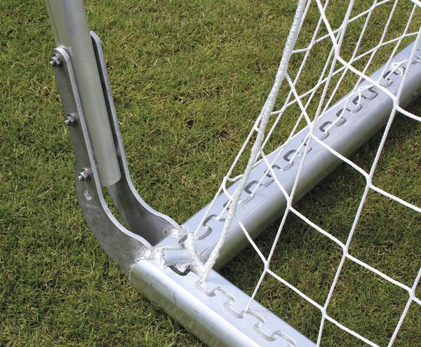 Nahaufnahme eines stabilen Fußballtors mit Netzbefestigung auf grünem Rasen.