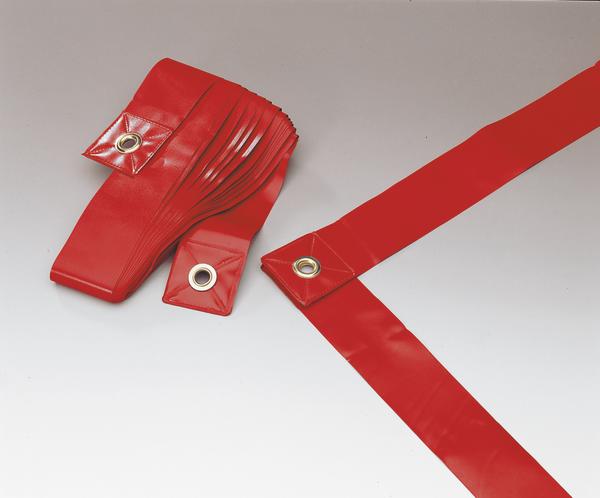Rote Absperrband-Rolle mit Metallösen auf grauem Hintergrund, Sicherheitsband für Absperrungen.