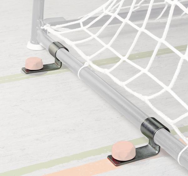 Bodenbefestigung eines Hallenfußballtors mit Metallklammern und Netz im Sportboden.