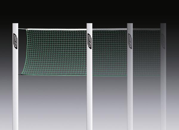 Volleyballnetz mit weißen Pfosten und grünem Netz vor dunklem Hintergrund.