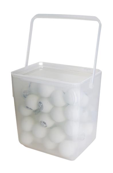 Eimer mit weißen Tischtennisbällen, transparenter Kunststoffbehälter mit Griff.